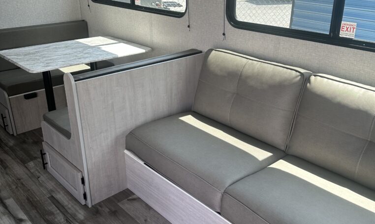 Zinger 280 RK sofa and dinette
