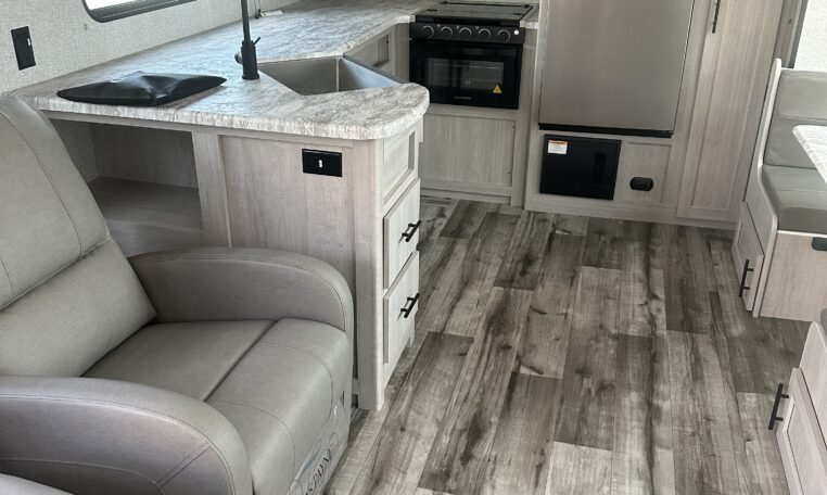 Zinger 280 RK Rear Kitchen