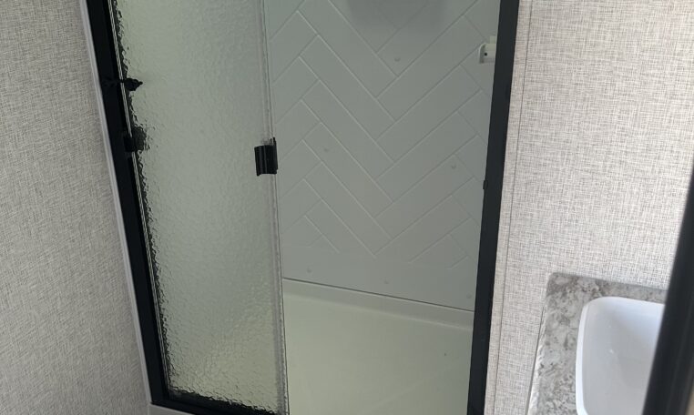Zinger 280 RK bathroom