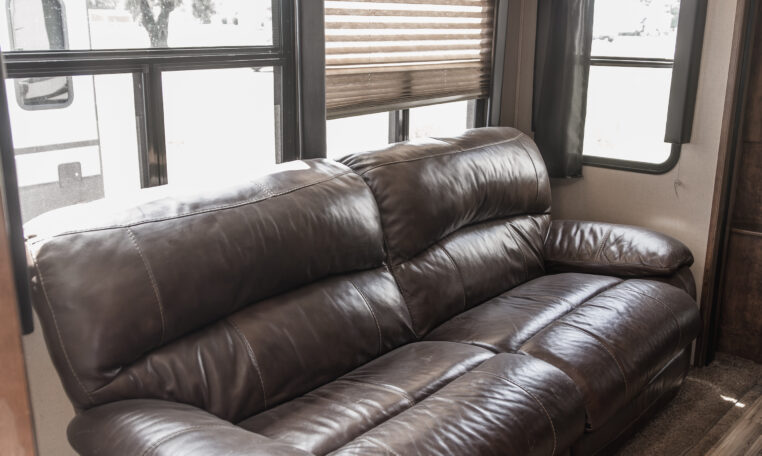 2014 GRAND DESIGN MOMENTUM 385TH interior living area