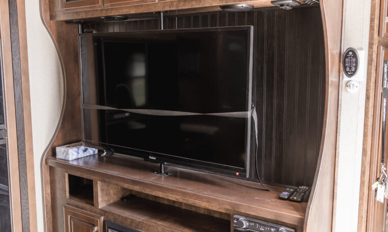2014 GRAND DESIGN MOMENTUM 385TH interior living