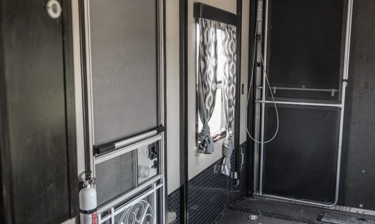 2014 GRAND DESIGN MOMENTUM 385TH interior garage