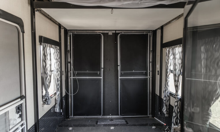 2014 GRAND DESIGN MOMENTUM 385TH interior garage