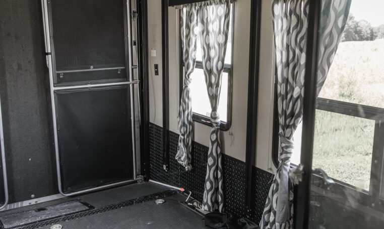 2014 GRAND DESIGN MOMENTUM 385TH interior garage