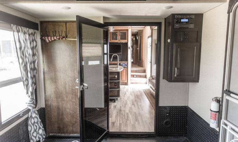 2014 GRAND DESIGN MOMENTUM 385TH interior garage