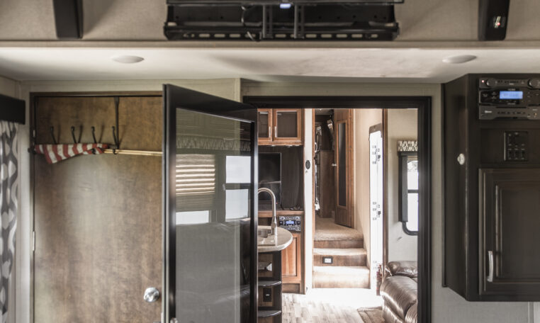 2014 GRAND DESIGN MOMENTUM 385TH interior garage