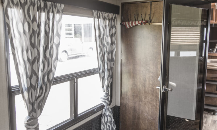 2014 GRAND DESIGN MOMENTUM 385TH interior garage