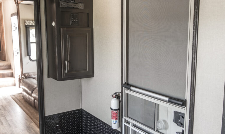 2014 GRAND DESIGN MOMENTUM 385TH interior garage