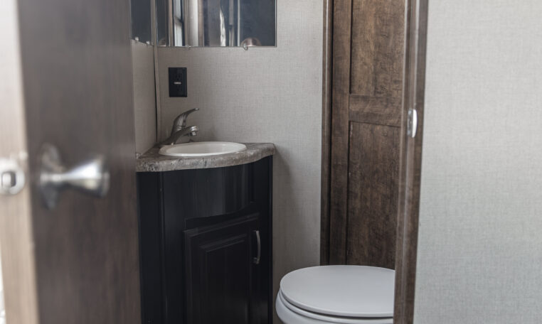 2014 GRAND DESIGN MOMENTUM 385TH interior secondary bathroom
