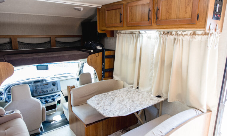 Jayco Redhawk 31xl interior dining