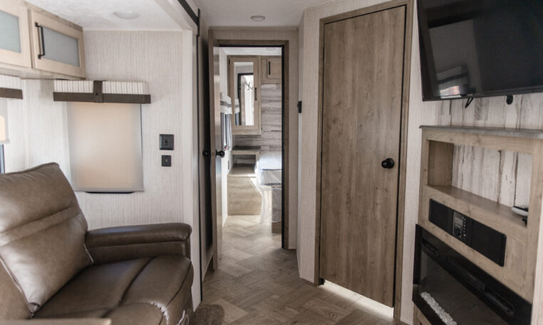 Palomino Puma 25RKQB Travel Trailer interior rear living