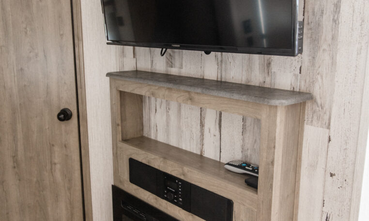 Palomino Puma 25RKQB Travel Trailer interior rear living