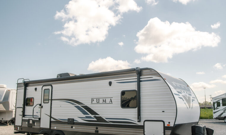 Palomino Puma 25RKQB Travel Trailer exterior front passenger side