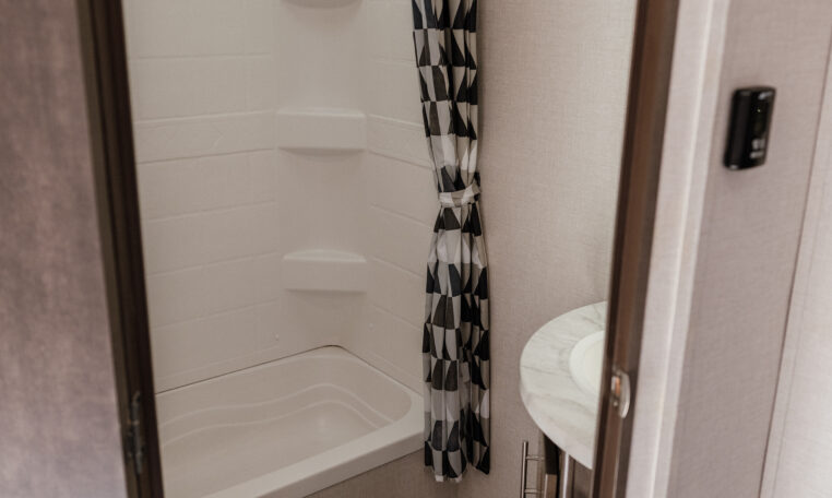 2018 CrossRoads Sunset Trail SS210FK interior bathroom