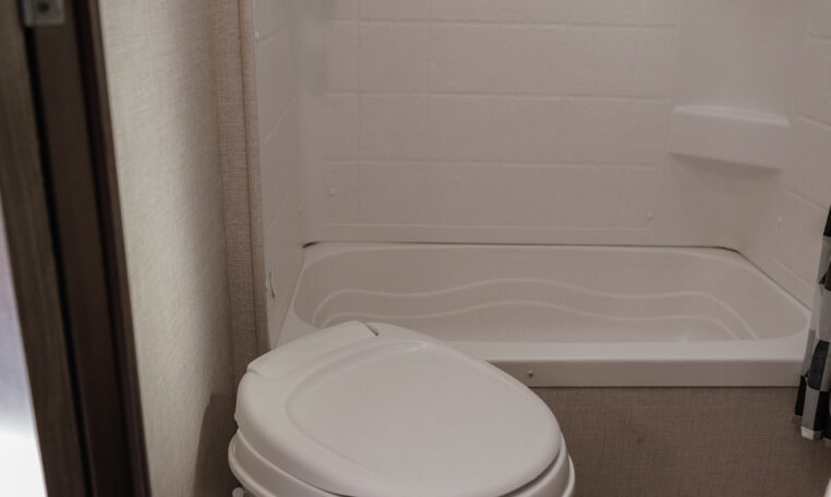 2018 CrossRoads Sunset Trail SS210FK interior bathroom